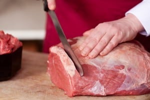 Boucher de France - Parlons Cuisine avec un Vocabulaire - Boucher Découpant un Morceau de Viande